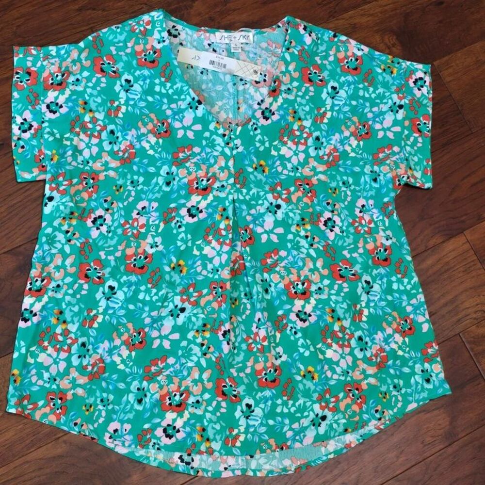 Floral green top size small but fits like a medium